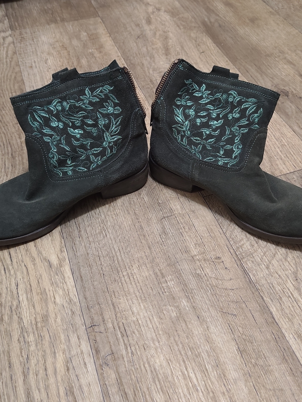 Sundance Etta Dark Green Suede Ankle Boots with Teal Embroidery 38